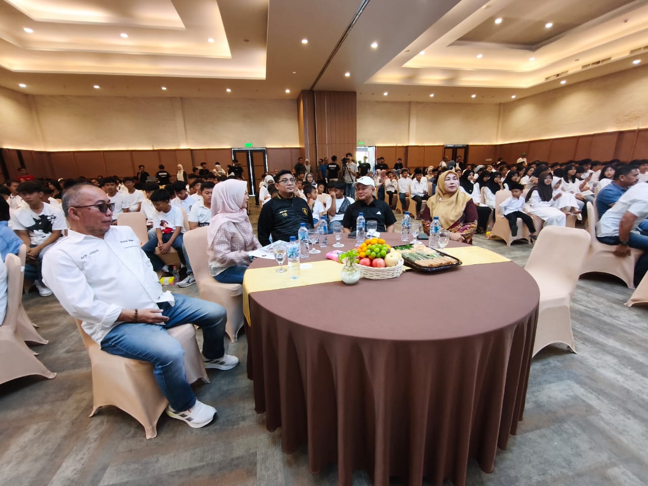 Dari Kiri ke Kanan : Herman (Ketua AFP Jabar), Indah Sri Nurjanah (Owner Proton FC), Thony Indra Gunawan (Presiden Proton FC), Dian Rachmat Yanuar (Bupati Kuningan) dan Tuti Andriani (Wakil Bupati Kuningan) Dalam acara 1st Anniversary Proton FC di Grand Cordella, Minggu (30/11). (foto: Ist)