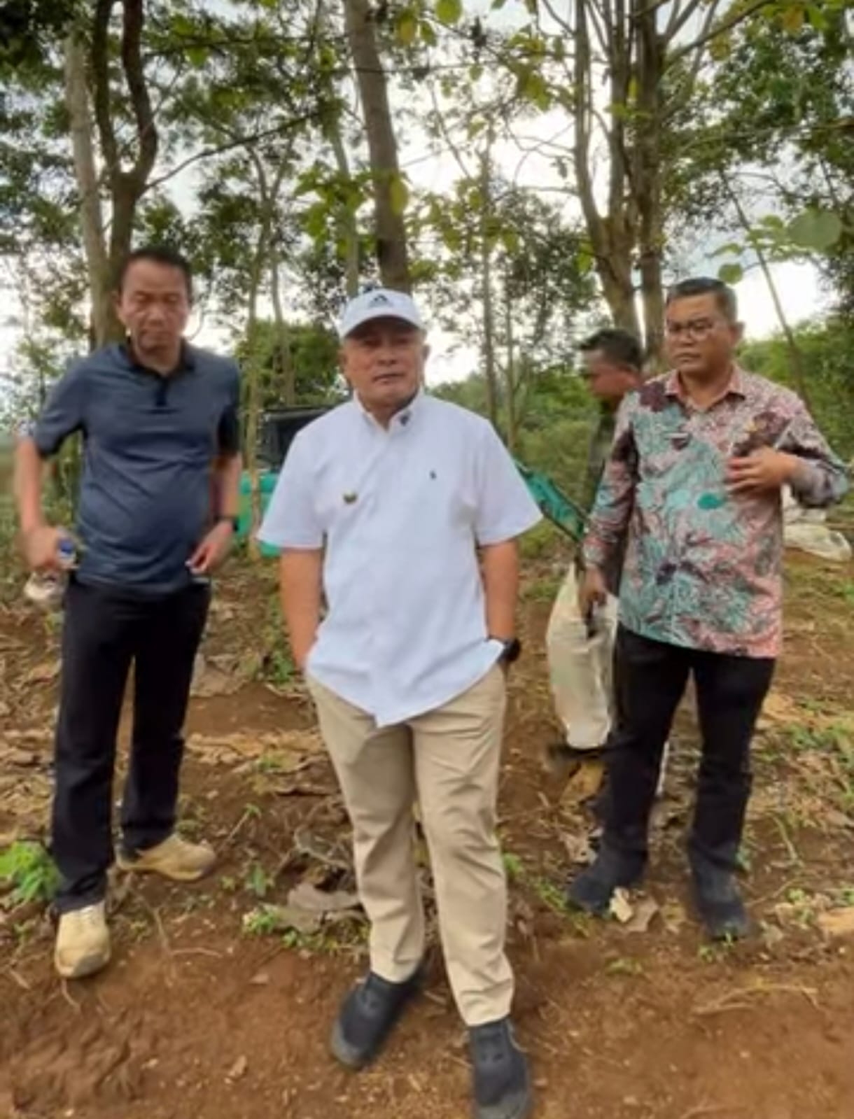 Dari Kiri ke Kanan : Putu Bagiasna (Kadis PUPR), Dian Rachmat Yanuar (Bupati Kuningan), U Kusmana (Sekda Kuningan), di Lokasi Perluasan Kawasan Wisata Hulu Kuningan, (foto: ig @dian_rachmat_y)