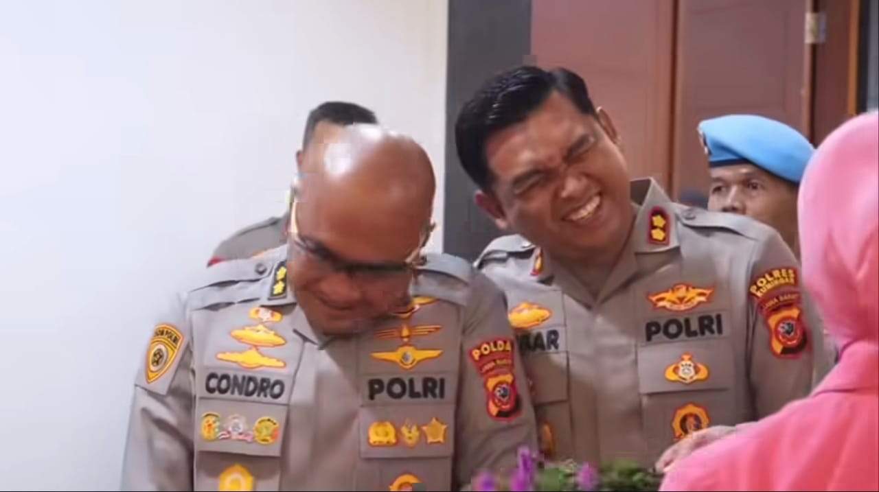 Kababginkar SDM Polda Jabar, AKBP Condro Sasongko dan Kapolres Kuningan, AKBP M Ali Akbar di acara pisah sambut Pejabat Utama dan Kapolres di Aula Ditlantas Polda Jabar Senin, 5 Januari 2026. (foto: Net/Farid)