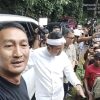 Gubernur Jabar, Kang Dedi Mulyadi sedang berbicara dengan Kepala BTNGC, Tony Anwar. (foto: tiktok @abunksukarli)