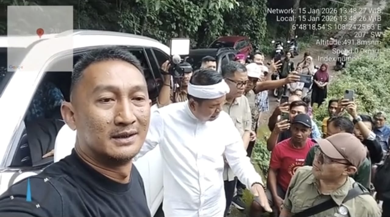 Gubernur Jabar, Kang Dedi Mulyadi sedang berbicara dengan Kepala BTNGC, Tony Anwar. (foto: tiktok @abunksukarli)