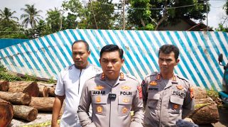 Kiri ke Kanan: AKP Abdul Aziz (Kasat Reskrim), AKBP M Ali Akbar (Kapolres Kuningan), AKP Mugiyono (Kasi Humas). Pers Release Penetapan Tersangka Illegal Logging di Polres Kuningan. (foto:Ist/Farid)