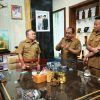 Dari kiri ke kanan Pam Tirta Kamuning,dari kanan kekiri Pemdes cikalahang (Foto:dok/ist/ubai)
