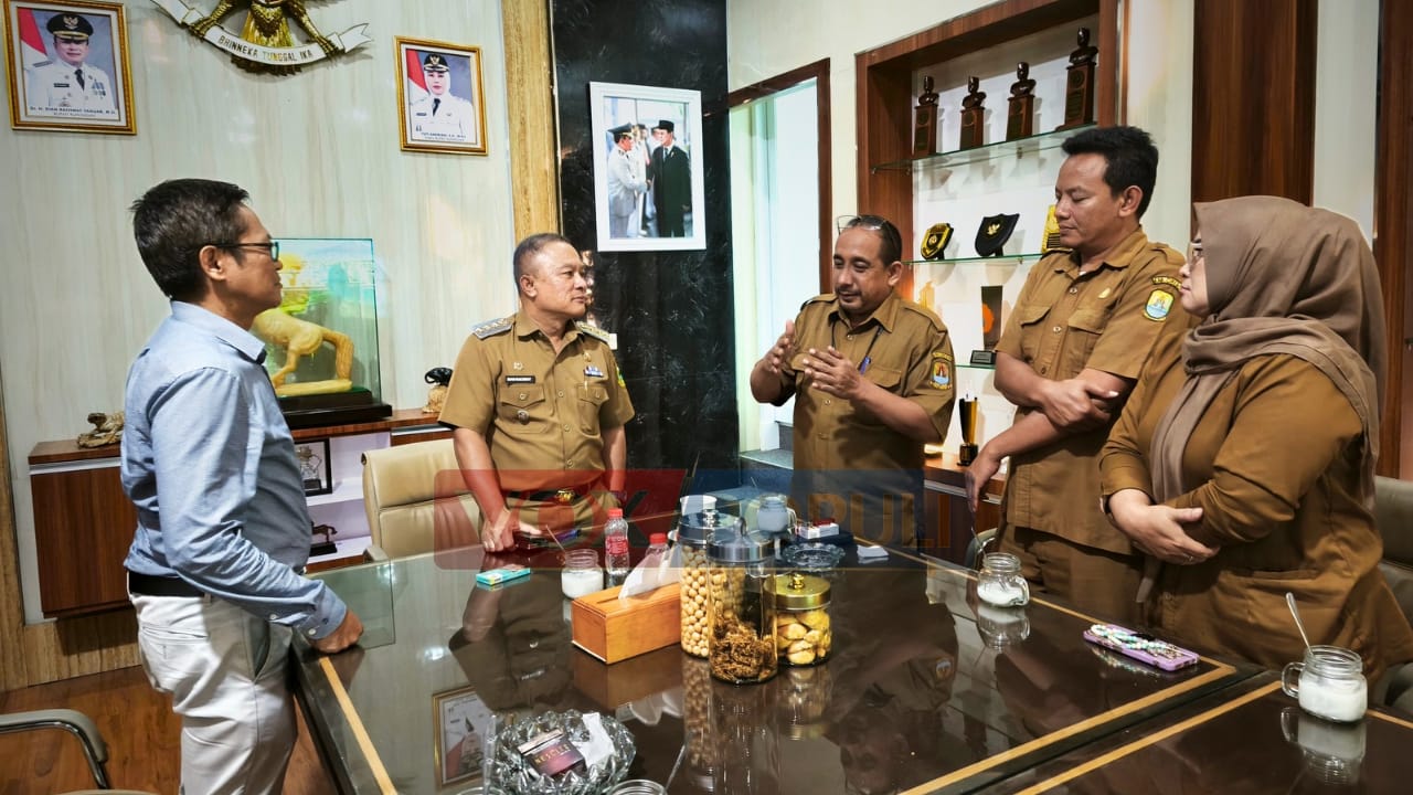 Dari kiri ke kanan Pam Tirta Kamuning,dari kanan kekiri Pemdes cikalahang (Foto:dok/ist/ubai)