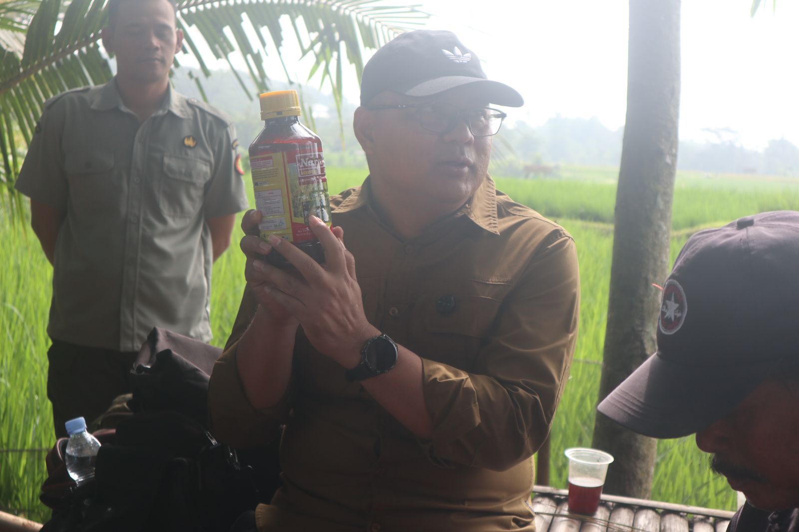 Kepala diskatan kuningan wahyu hidayah memantau pelaksanaan Gerdal OPT padi di desa balong kecamatan sindang agung (foto:dok.ist/ubai)