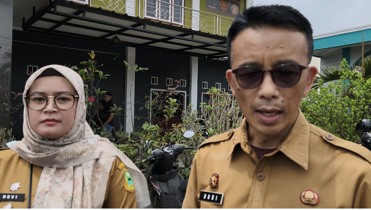 Camat Sindangagung, Devi Ardeni & Kadis DPMD Kuningan, Budi Alimudin, (sc: Farid/Vox)
