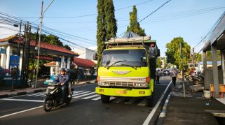 Fuso Bermuatan Pupuk Asal Tasik Mogok Depan SMPN 4 Kuningan, (sc: Vox/Farid)