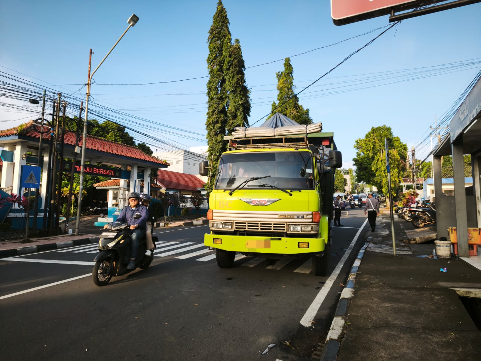 Fuso Bermuatan Pupuk Asal Tasik Mogok Depan SMPN 4 Kuningan, (sc: Vox/Farid)