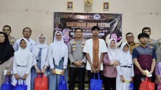 Kegiatan santunan anak yatim di balaidesa kramatmulya (foto.dok.ist/ubai)