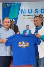 Dalam acara musda XVII Pemberian hadiah kepada Bupati Kuningan (foto.dok.ist/ubai).