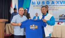 Dalam acara musda XVII Pemberian hadiah kepada Bupati Kuningan (foto.dok.ist/ubai).