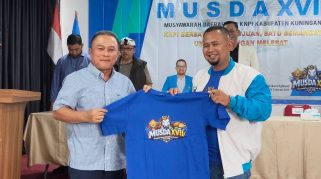 Dalam acara musda XVII Pemberian hadiah kepada Bupati Kuningan (foto.dok.ist/ubai).