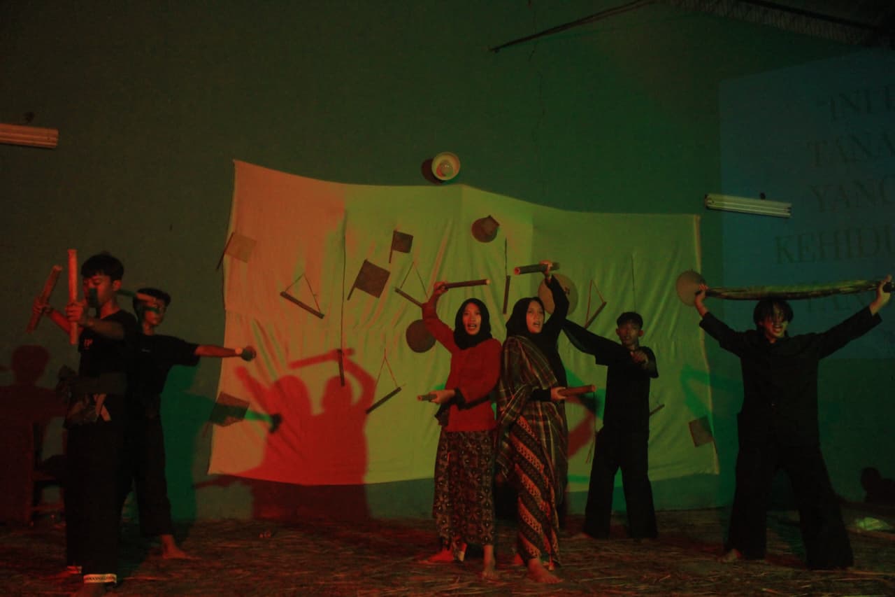 Pertunjukan Mini Esai Performatif "Desa Kami" ( Foto.dok.ist/red).