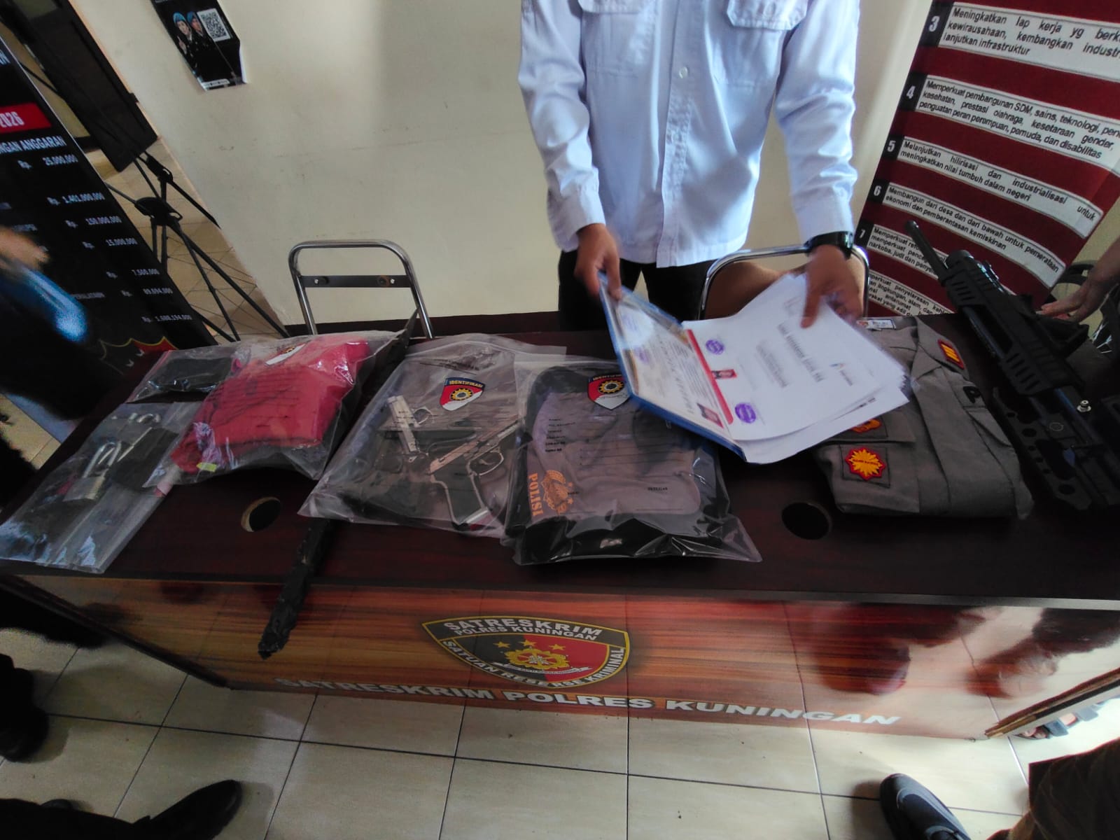 Barang Bukti Terduga Polisi Gadungan (Foto.dok.ist/ubai).