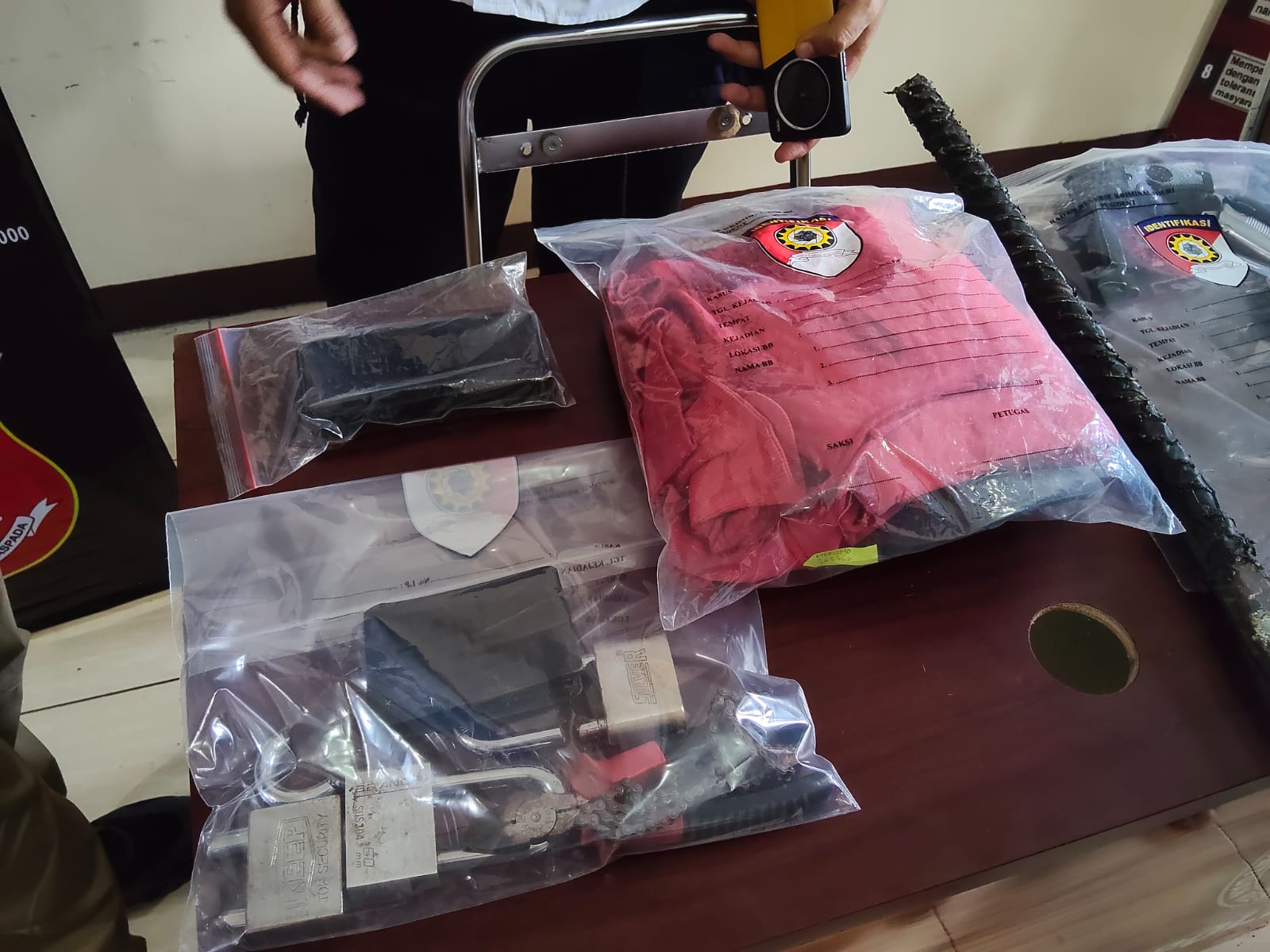 Barang Bukti Terduga Pelaku Pencurian (foto.dok.ist/ubai).