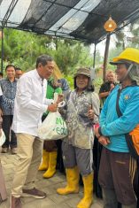Anggota DPRRI, Rokhmat Ardiyan bersama PLN salurkan listrik gratis untuk warga dan fasilitas umum Desa Cisantana. (Foto: dok. Redvox)
