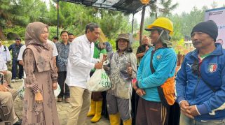 Anggota DPRRI, Rokhmat Ardiyan bersama PLN salurkan listrik gratis untuk warga dan fasilitas umum Desa Cisantana. (Foto: dok. Redvox)