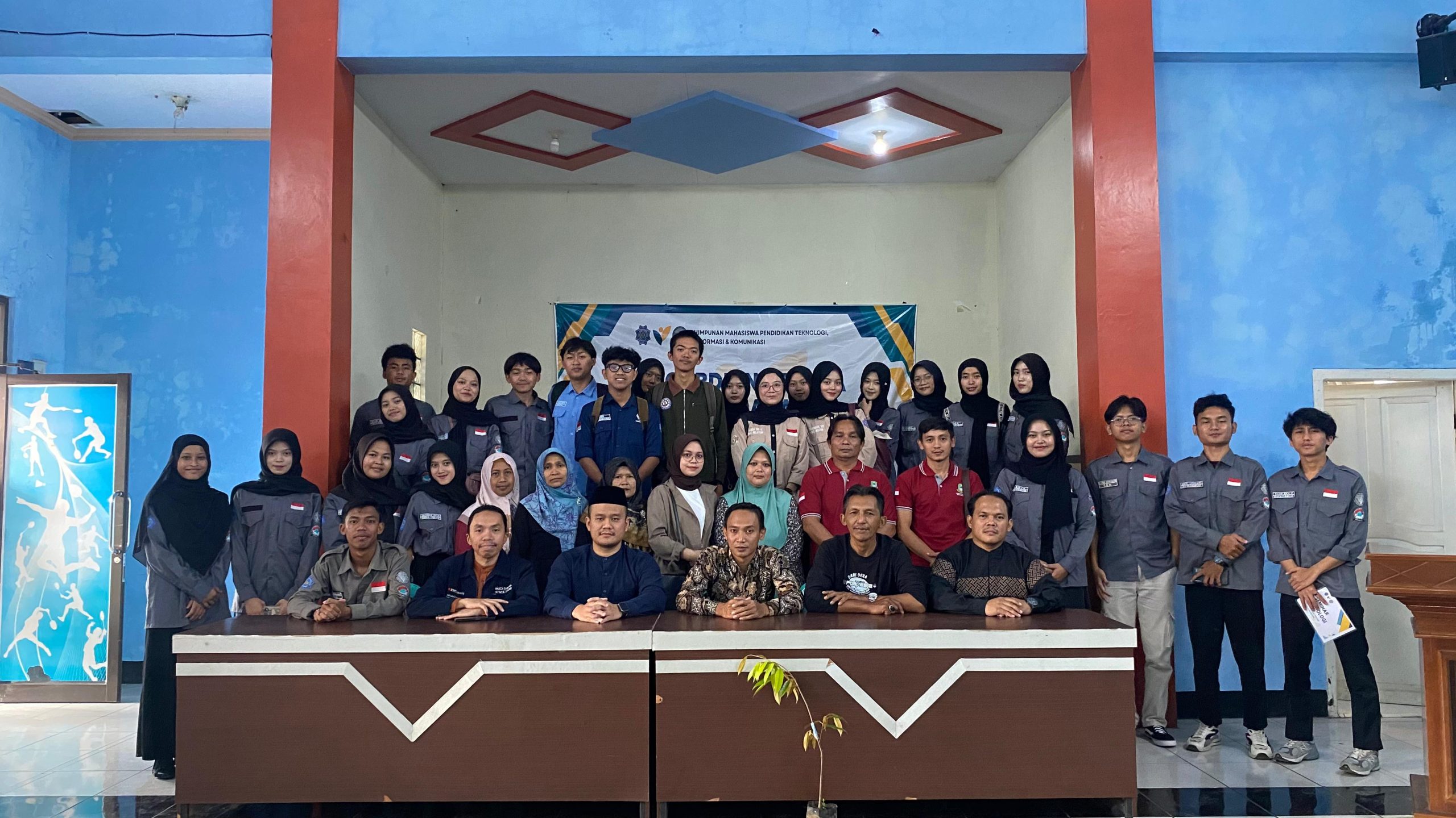 Foto bersama setelah acara pembukaan (foto.dok.ist/ubai).
