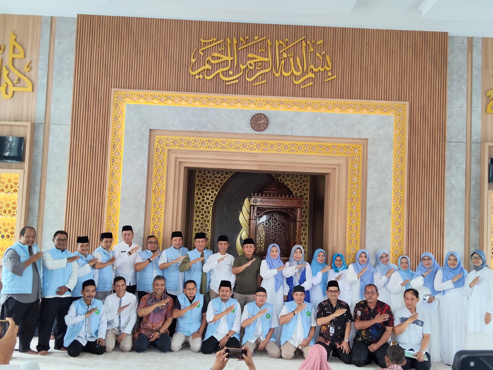 Foto bersama bupati kunigan dengan pengurus LKKS kabupaten kuningan (foto.dok.ist/ubai).