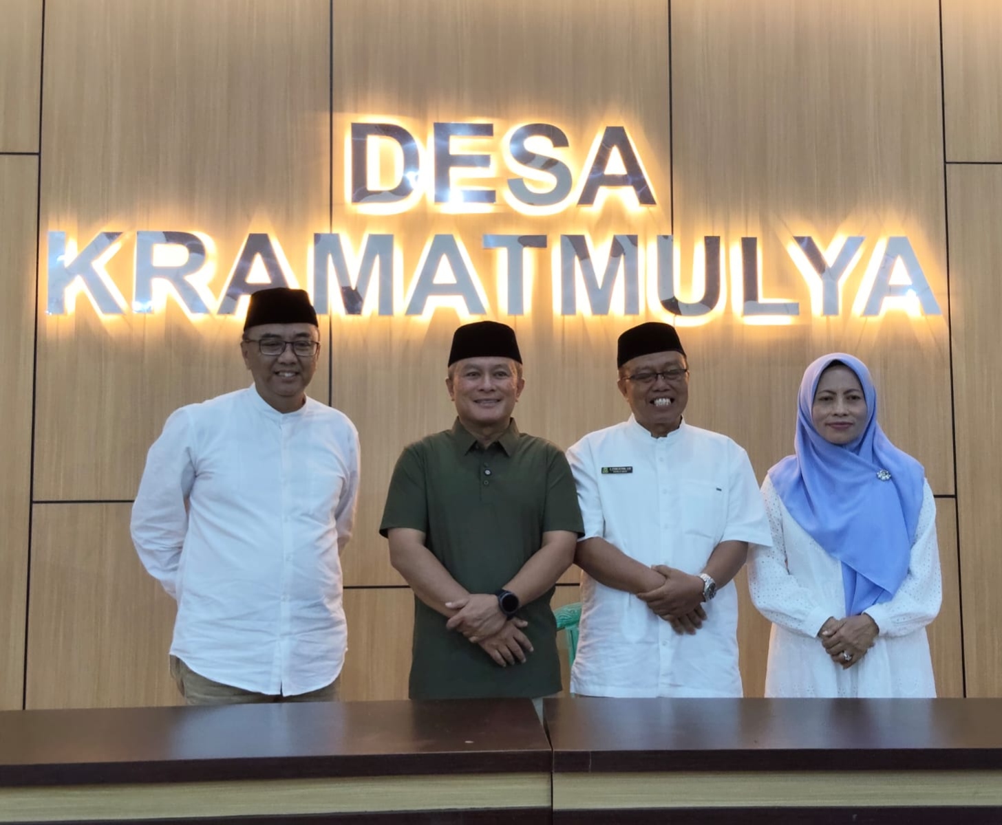 Foto bersama seusai acara,didalam balai desa kramatmulya(foto.dok.ist/ubai).