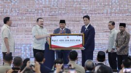 Penyerahan hasil denda administratif Satgas PKH Tahap IV oleh Jaksa Agung ST Burhanudin kepada Menteri Keuangan Purbaya Yudhi Sadewa disaksikan oleh Presiden RI Prabowo Subianto bersama jajaran Kabinet Merah Putih di Kejaksaan Agung, Jumat (10/04). (foto: Kejaksaan Agung RI)