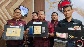 Jajaran Satresnarkoba beserta Humas Polres Kuningan menunjukkan barang bukti hasil pengungkapan kasus narkotika, meliputi sabu, ekstasi, timbangan digital, dan perlengkapan lainnya, saat rilis di Mapolres Kuningan, 24 April 2026. (foto: Pokja Polres)