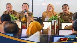 Bupati Kuningan Dian Rachmat Yanuar (kedua dari kiri), sedang memberikan pengarahan ditemani oleh Wakil Bupati, Sekda dan Kepala BKPSDM, (foto: KuninganKab)