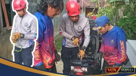 Petugas Damkar Sedang Mengevakuasi Ular di Motor Pelapor, (foto: Damkar)