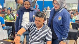 Ketua KNPI Kuningan, Ayep Setiawan menjajal olahraga catur dalam Turnamen Catur Bupati Cup I 2026, (foto: Ist)