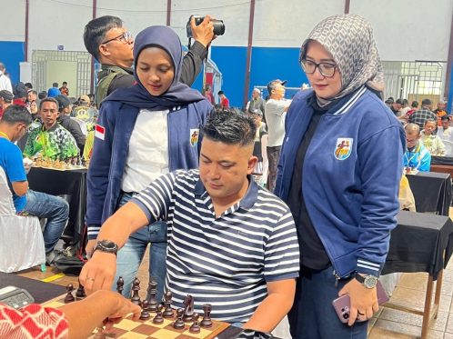 Ketua KNPI Kuningan, Ayep Setiawan menjajal olahraga catur dalam Turnamen Catur Bupati Cup I 2026, (foto: Ist)