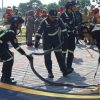 Penampilan Damkar Kuningan menaklukan ular king cobra di Acara HUT Satpol PP Damkar Linmas 2026 di Halaman Gedung Setda Kuningan, (foto: KuninganKab)