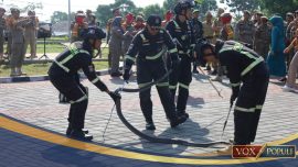 Penampilan Damkar Kuningan menaklukan ular king cobra di Acara HUT Satpol PP Damkar Linmas 2026 di Halaman Gedung Setda Kuningan, (foto: KuninganKab)