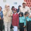 Anggota DPR RI Komisi XII Fraksi Gerindra H. Rokhmat Ardiyan dan Wakil Bupati Kuningan Tuti Andriani, tak kuasa menahan air mata di Sekolah Rakyat Kuningan, Kamis (07/05).
