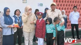Anggota DPR RI Komisi XII Fraksi Gerindra H. Rokhmat Ardiyan dan Wakil Bupati Kuningan Tuti Andriani, tak kuasa menahan air mata di Sekolah Rakyat Kuningan, Kamis (07/05).
