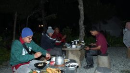 Konsumen saat menikmati hidangan yang menjadi polemik pajak 11%, (Dok: Ageung)