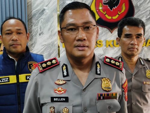 Kiri ke Kanan: Kasat Reskrim (AKP Abdul Aziz), Kapolres Kuningan (AKBP Bellen Anggara Pratama), Kasi Humas (AKP Moegiyono). Konferensi Pers Anak Bunuh Ibu di Wanasaraya Kuningan, Lok: Polres Kuningan, Senin (10/08). Foto: Farid/Vox
