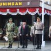 Dandim 0615/KNG Letkol Arh Hafda Prima Agung, Bupati Kuningan Dian Rachmat Yanuar dan Kapolres Kuningan AKBP Bellen Anggara Pratama, saat memimpin Apel Kebangsaan di Mapolres Kuningan, Jumat (14/08). foto: Ist