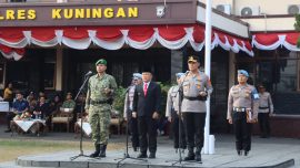 Dandim 0615/KNG Letkol Arh Hafda Prima Agung, Bupati Kuningan Dian Rachmat Yanuar dan Kapolres Kuningan AKBP Bellen Anggara Pratama, saat memimpin Apel Kebangsaan di Mapolres Kuningan, Jumat (14/08). foto: Ist