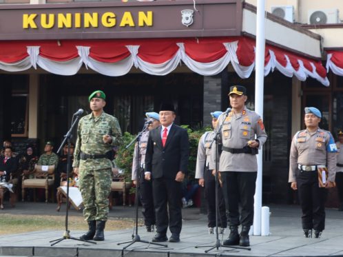 Dandim 0615/KNG Letkol Arh Hafda Prima Agung, Bupati Kuningan Dian Rachmat Yanuar dan Kapolres Kuningan AKBP Bellen Anggara Pratama, saat memimpin Apel Kebangsaan di Mapolres Kuningan, Jumat (14/08). foto: Ist